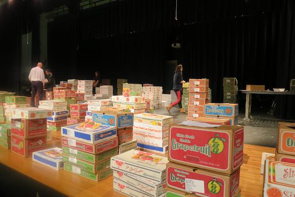 630 boxes of fruit on the stage